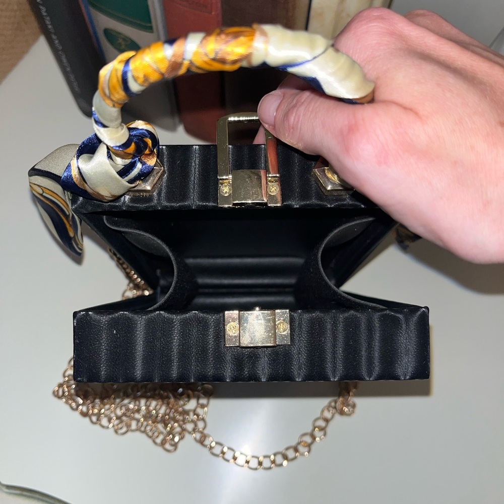 Stylish Women's Handbag with Graphic Design - Picture 8 of 9